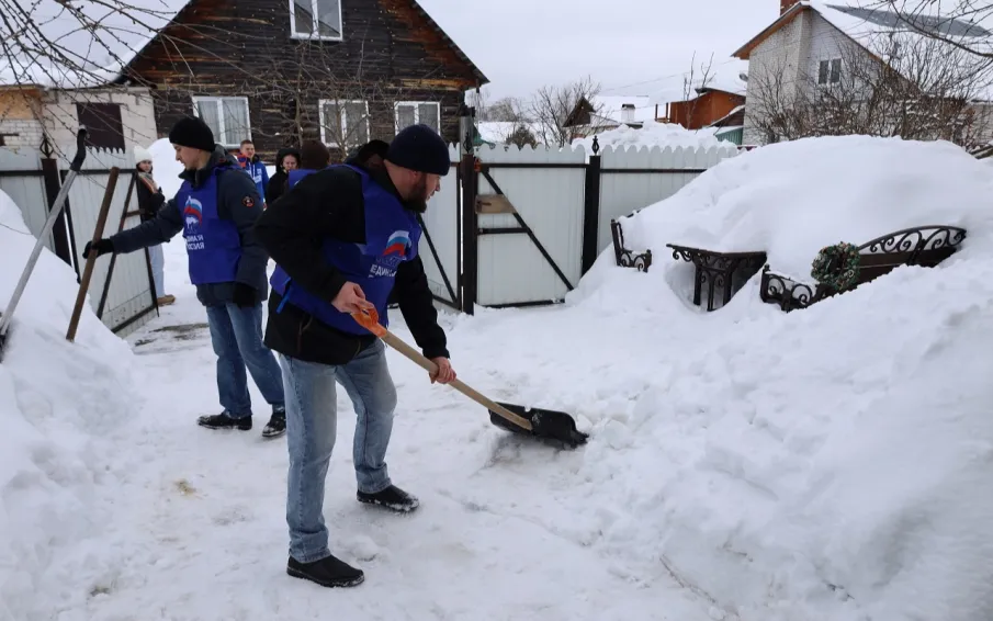 Волонтёры расчистили снег и предотвратили подтопление дома матери участников СВО